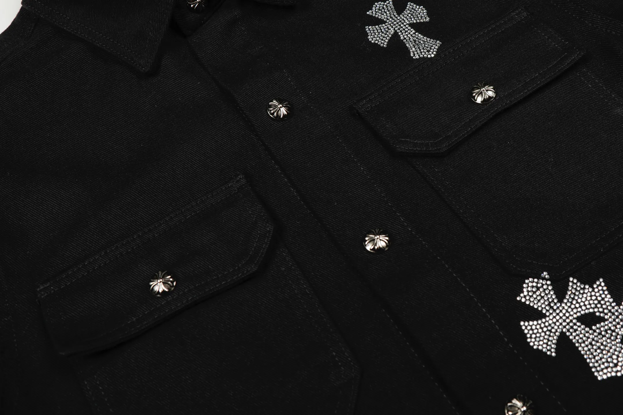 P260 💰 Chrome Hearts Chrome Hearts Cross-Patch Leather Embroidered Shirt Denim Jacket OS version can be worn by both men and women! The fabric is made of twill gauze cotton fabric! The texture is clear and smooth, not easy to wrinkle or fade! The embroidery process is complex and repetitive. There are more than 20 leather labels. It takes 6 repeated embroidery steps to complete the back body. The requirements for the embroidery machine are very strict, and the distance is 45 cm! It won’t work if the spacing is too big, and it won’t work if it’s too small! We make clothes with care, and every detail must be restored one to one! The hardware is all carved and cast, and they are all genuine from the original factory! This piece of clothing consumes a lot of material, with more than 3 meters of material used for one piece of clothing! After the garment is made, it needs to be fixed at high temperature, washed at a water temperature of more than 70 degrees, and softened by adding softener to make the upper body softer and smoother! There is a flap on the sleeve that can be stored into short sleeves! Adapt it to that understanding Color: Black Size: S-M-L-XL
